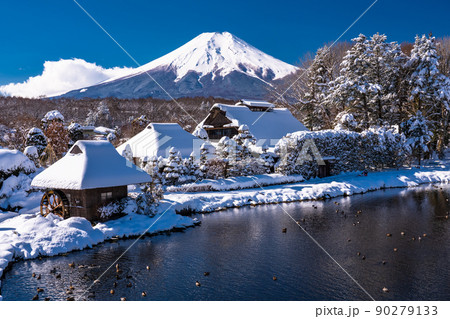 《山梨県》冬の富士山・積雪の忍野八海 《山梨県》冬の富士山・積雪の忍野八海 90279133