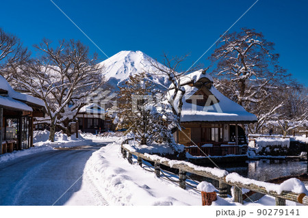 《山梨県》冬の富士山・積雪の忍野八海 《山梨県》冬の富士山・積雪の忍野八海 90279141