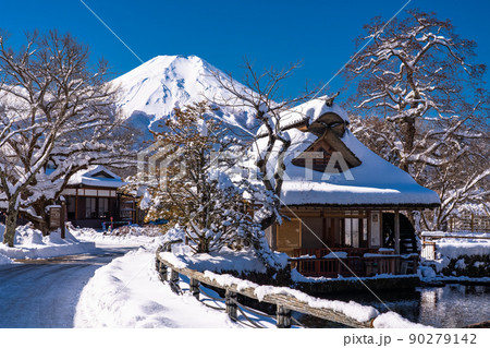 《山梨県》冬の富士山・積雪の忍野八海 《山梨県》冬の富士山・積雪の忍野八海 90279142