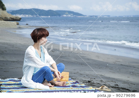 海 ピクニック 女性 アウトドア 砂浜 海岸 旅行 海 ピクニック 女性 アウトドア 砂浜 海岸 旅行 90279696