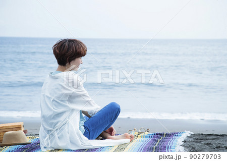 海 ピクニック 女性 アウトドア 砂浜 海岸 旅行 海 ピクニック 女性 アウトドア 砂浜 海岸 旅行 90279703