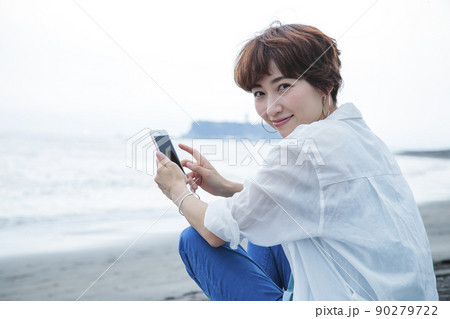 海　ピクニック　女性　アウトドア　砂浜　海岸　旅行 90279722