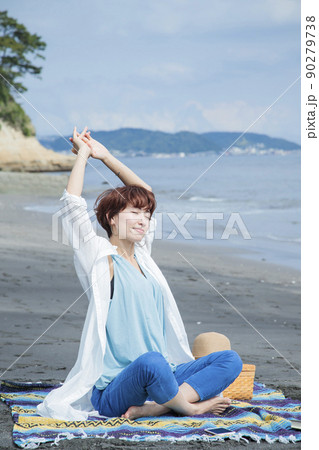 海　ピクニック　女性　アウトドア　砂浜　海岸　旅行 90279738