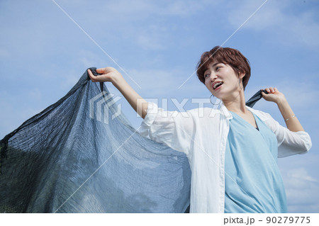 海　ピクニック　女性　アウトドア　砂浜　海岸　旅行 90279775