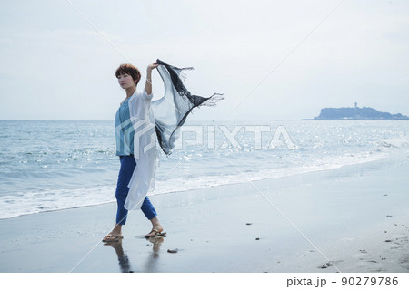 海　ピクニック　女性　アウトドア　砂浜　海岸　旅行 90279786