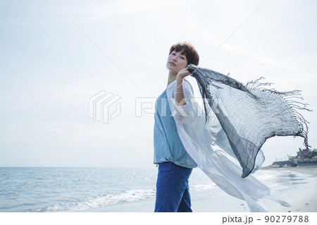 海 ピクニック 女性 アウトドア 砂浜 海岸 旅行 海 ピクニック 女性 アウトドア 砂浜 海岸 旅行 90279788