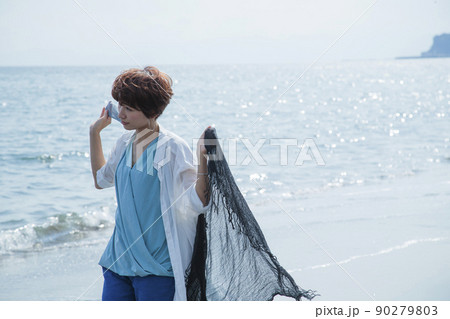海 ピクニック 女性 アウトドア 砂浜 海岸 旅行 海 ピクニック 女性 アウトドア 砂浜 海岸 旅行 90279803