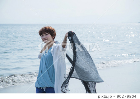 海 ピクニック 女性 アウトドア 砂浜 海岸 旅行 海 ピクニック 女性 アウトドア 砂浜 海岸 旅行 90279804