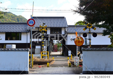 兵庫県　JR西日本播但線　竹田駅付近　　踏切の光景（紅葉&晴れ） 90280049