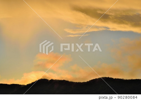 奄美大島 夕日に染まる雨上がりの朝仁海岸 奄美大島 夕日に染まる雨上がりの朝仁海岸 90280084