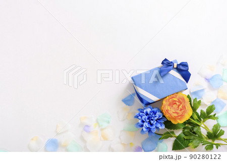 黄色と青色の花とプレゼント 90280122