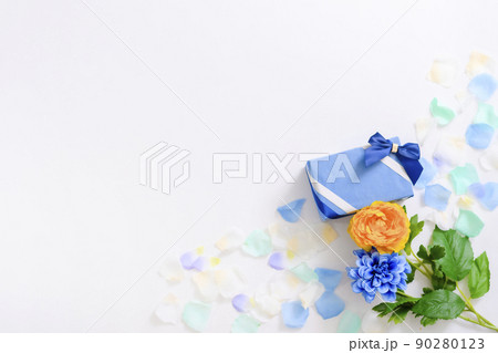 黄色と青色の花とプレゼント 90280123