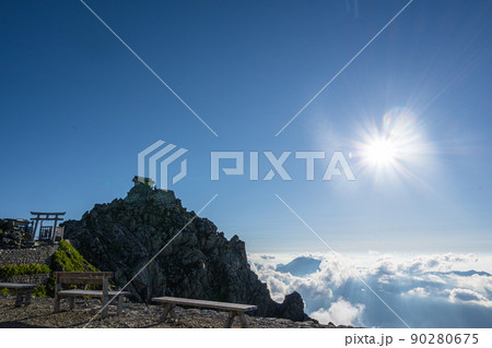 【富山県 黒部立山】雄山山頂の朝日 【富山県 黒部立山】雄山山頂の朝日 90280675