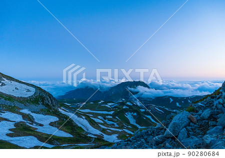 【富山県 黒部立山】雄山からの眺め 【富山県 黒部立山】雄山からの眺め 90280684