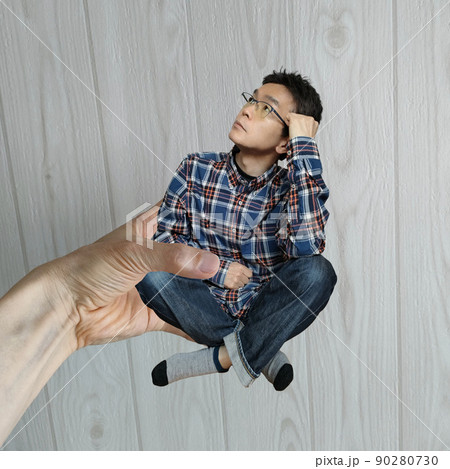 小さな男である小人。彼は左手にいます。彼は眼鏡をかけて遠くを見ています。 小さな男である小人。彼は左手にいます。彼は眼鏡をかけて遠くを見ています。 90280730
