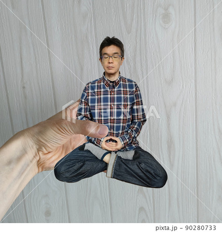 小さな男である小人。彼は左手にいます。彼は座禅をし、目を閉じて眼鏡をかけています。 小さな男である小人。彼は左手にいます。彼は座禅をし、目を閉じて眼鏡をかけています。 90280733