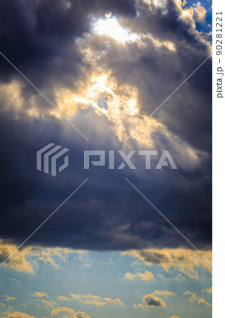 雲の隙間から光芒 90281221