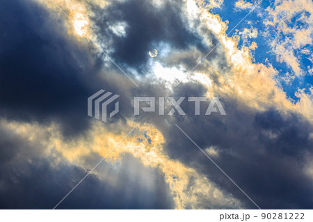 雲から光芒 90281222
