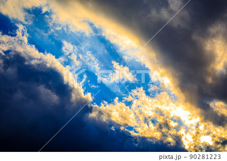 雲の間から青空 90281223