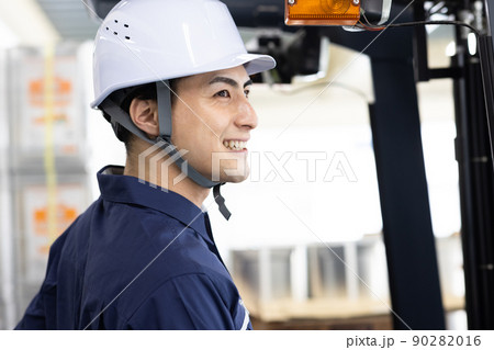 フォークリフトを運転する男性 90282016