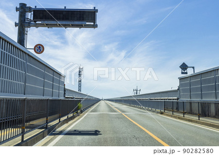 ベタ踏み坂(江島大橋) 鳥取と島根の県境を結ぶ橋 ベタ踏み坂(江島大橋) 鳥取と島根の県境を結ぶ橋 90282580