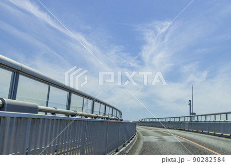 ベタ踏み坂(江島大橋) 鳥取と島根の県境を結ぶ橋 ベタ踏み坂(江島大橋) 鳥取と島根の県境を結ぶ橋 90282584