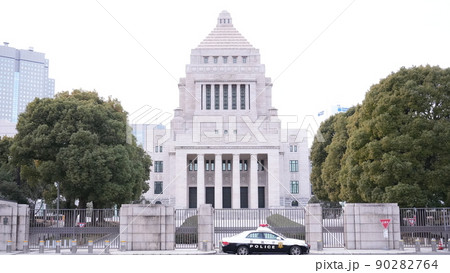 国会前の警視庁のパトカー 90282764