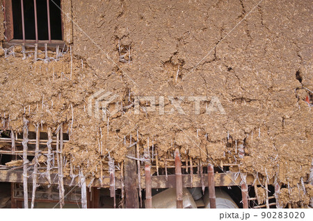 崩れかけた土塀 90283020