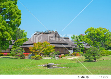【日本三名園】特別名勝 サツキ咲く初夏の後楽園の延養亭と快晴の空4 岡山県岡山市北区 【日本三名園】特別名勝 サツキ咲く初夏の後楽園の延養亭と快晴の空4 岡山県岡山市北区 90283509