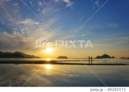 西広海岸の夕日とリフレクション 90283573