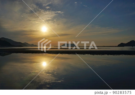 西広海岸の夕日とリフレクション 90283575