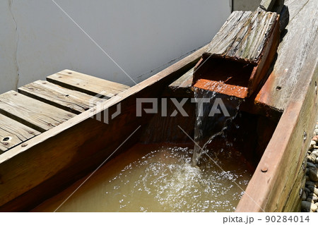 木の小舟の形を模した足湯 90284014