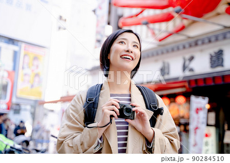 大阪観光を楽しむ女性 90284510
