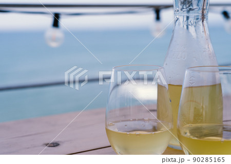 海を見ながら軽く一杯 海を見ながら軽く一杯 90285165