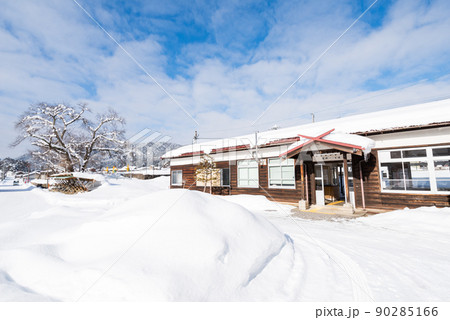 【高山本線】雪景色の飛驒一ノ宮駅 【高山本線】雪景色の飛驒一ノ宮駅 90285166