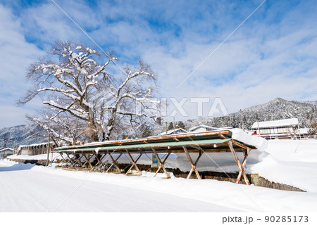 【高山本線】雪景色の飛驒一ノ宮駅の駐輪場 【高山本線】雪景色の飛驒一ノ宮駅の駐輪場 90285173
