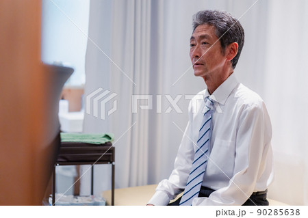 透析の治療を受ける高齢の男性 透析の治療を受ける高齢の男性 90285638