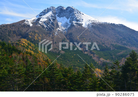 雪をまとった日光白根山 雪をまとった日光白根山 90286075