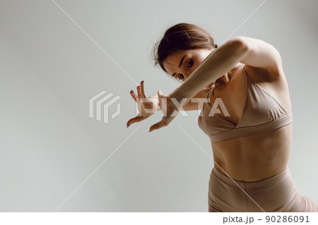 Young woman dancer dancing high heels dance 90286091