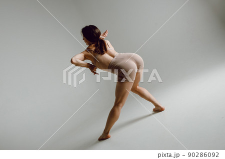 Young woman dancer dancing high heels dance 90286092