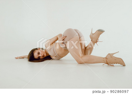 Young woman dancer dancing high heels dance 90286097