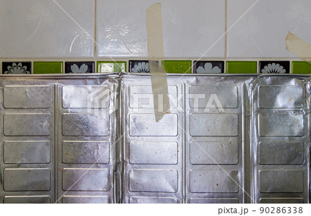 The aluminum sheet for protection of the oil splash from cooking. The aluminum sheet for protection of the oil splash from cooking. 90286338