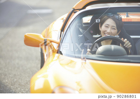 スポーツカーを運転するミドル女性 90286801