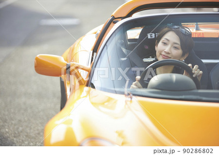 スポーツカーを運転するミドル女性 スポーツカーを運転するミドル女性 90286802