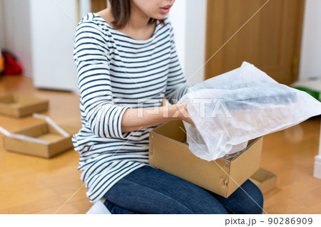荷造りをする女性 90286909