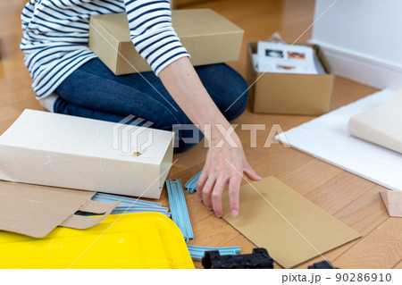 荷造りをする女性 90286910
