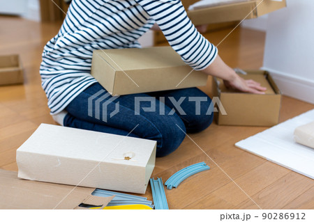 荷造りをする女性 90286912
