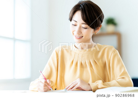 リビングで勉強するミドルの女性 リビングで勉強するミドルの女性 90286968