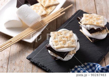 Homemade smores on wooden table. typical American sweet 90287463