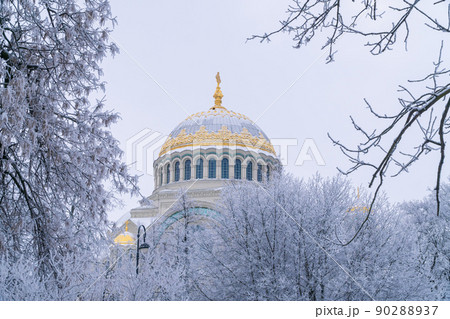 Russia. Kronstadt, January 12, 2022. View of St. Nicholas Naval Cathedral on a frosty day. 90288937